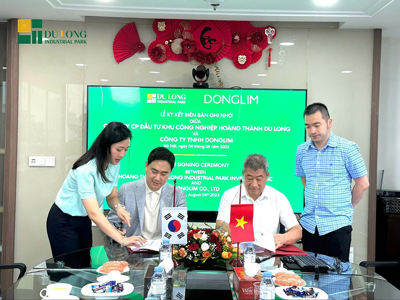 Đại diện của Công ty TNHH DongLim và KCN Du Long tại buổi lễ ký kết