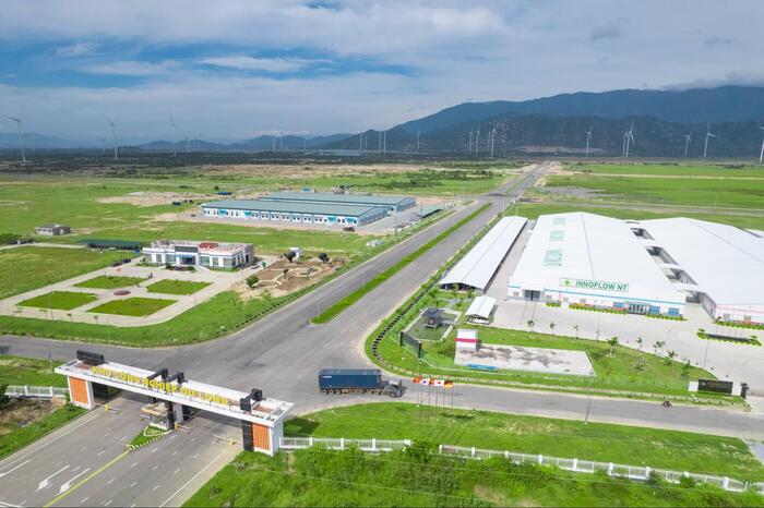 Các doanh nghiệp khi sử dụng dịch vụ thuê đất khu công nghiệp sẽ được hưởng nhiều ưu đãi từ chính phủ (ảnh: KCN Du Long)