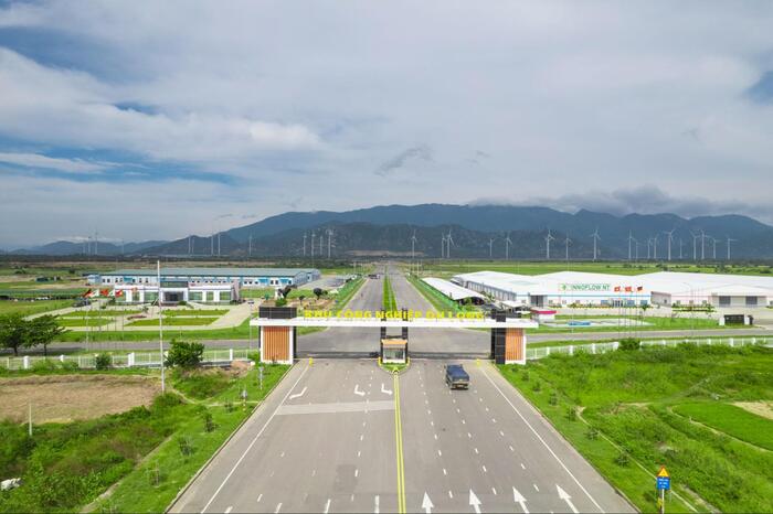 Industrial parks in Vietnam have played a significant role in driving the remarkable development of the national economy. (Image: Du Long IP - Ninh Thuan)
