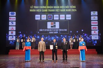 Mr. Nguyen Van Sinh - General Manager of Hoang Thanh Investment and Infrastructure Development Joint Stock Company receiving the “Top 10 competitive brand Vietnam” prize from the organizer 