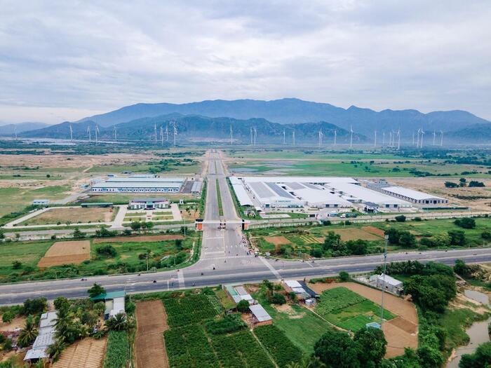 An industrial park has clear geographical boundaries, is located separately from residential areas, and features a fully developed infrastructure. (Image: Du Long Industrial Park, Ninh Thuan)