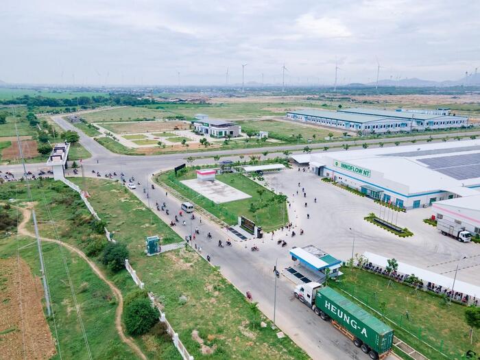 There are no specific regulations on the minimum and maximum area for ​​industrial parks and industrial zones based on current investment law. (Image: Du Long Industrial Park)