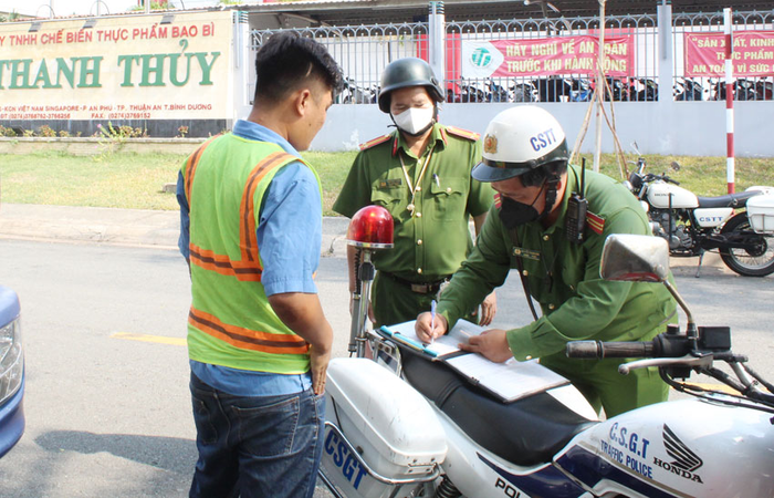 Xử lý vi phạm quy định về đường giao thông trong khu công nghiệp là trách nhiệm của cảnh sát giao thông nhằm đảm bảo trật tự an ninh ổn định cho KCN