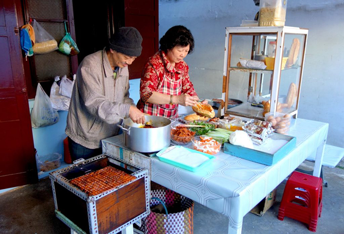 Các quán ăn nhỏ nhằm phục vụ nhu cầu ăn uống của người lao động