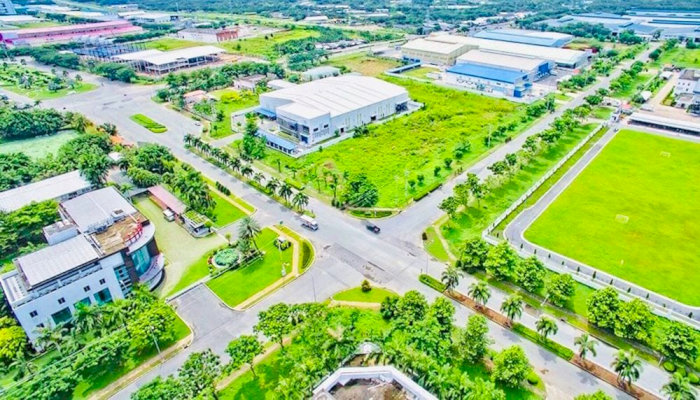 Khu công nghiệp ở Củ Chi: Góc nhìn từ trên cao khu công nghiệp Tây Bắc Củ Chi với nhiều cây xanh.