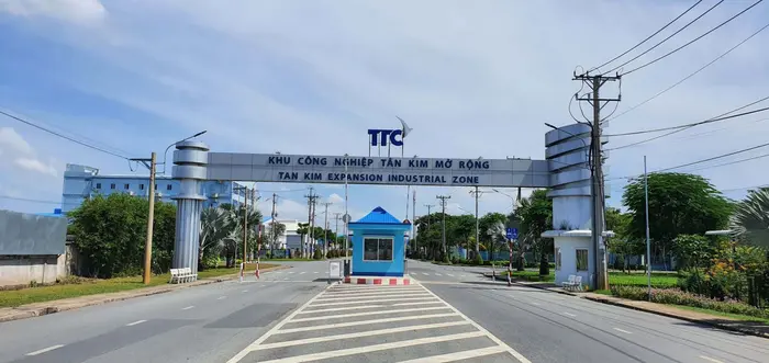 KCN Tân Kim mở rộng sở hữu vị trí thuận lợi cùng hệ thống giao thông nội bộ rộng rãi và CSHT kỹ thuật hiện đại