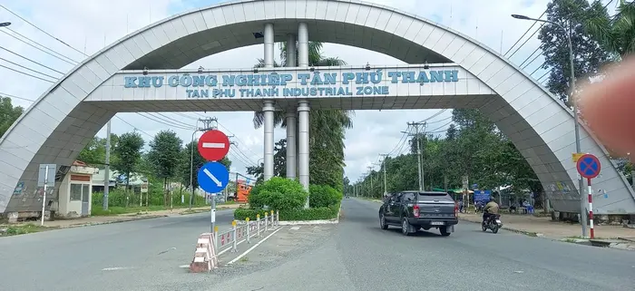 KCN Tân Phú Thạnh tiếp giáp với sông Ba Láng, thuận lợi cho vận chuyển hàng hóa bằng đường thủy