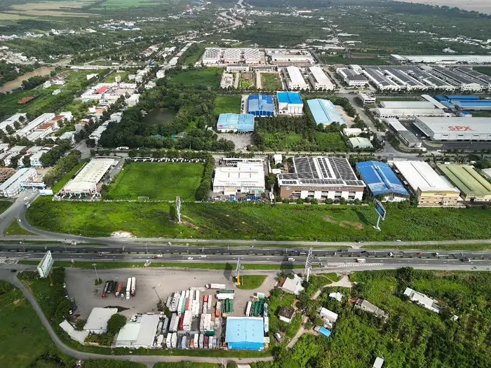 KCN Bình Minh nằm bên Quốc lộ 1A và sông Hậu, kết nối nhanh chóng với các trung tâm kinh tế lớn