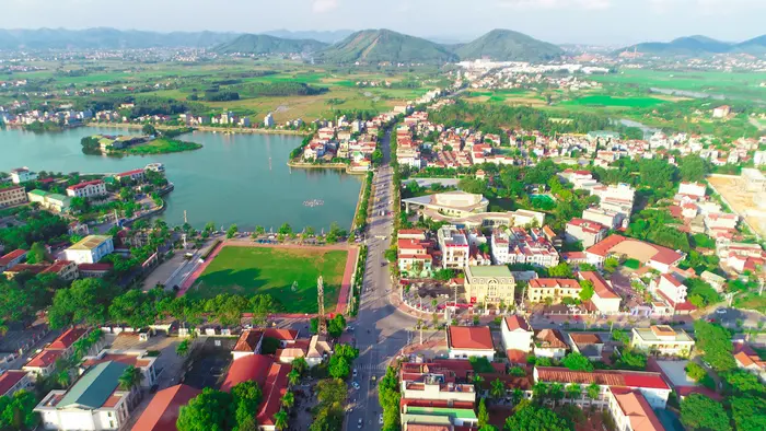Huyện Lục Nam có địa hình đồi núi lẫn đồng bằng, cách thành phố Bắc Giang khoảng 20km