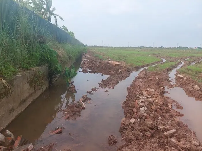 Đơn vị thi công KCN Trung Hà đã tự ý san phá kênh tưới tiêu của người dân