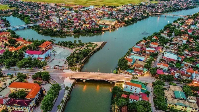 Khu vực Lệ Thủy cũ là nơi giao cắt của Quốc lộ 1A, đường sắt Bắc - Nam và đường Hồ Chí Minh