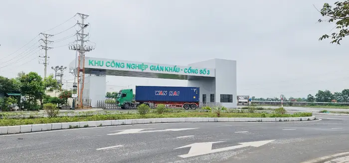 KCN Gián Khẩu có vị trí giao thông thuận lợi khi nằm ngay sát Quốc lộ 1A và tuyến đường sắt Bắc – Nam
