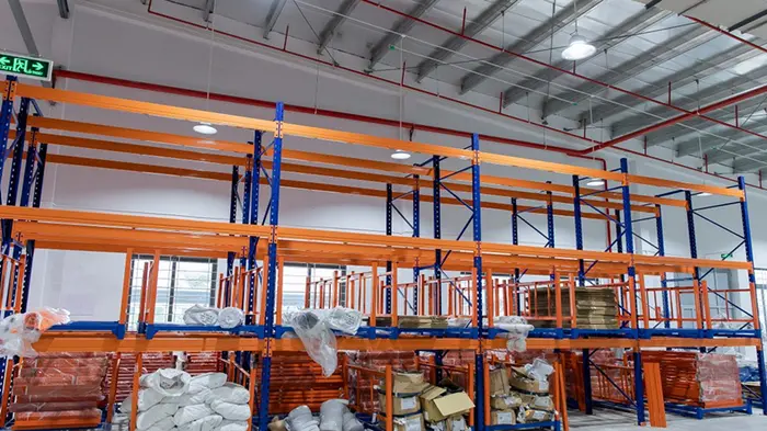 Doanh nghiệp cần lưu ý đến vị trí địa lý, chi phí thuê và các điều khoản trong hợp đồng trước khi ký kết hợp đồng