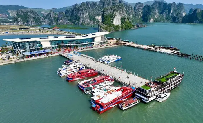 Huyện Vân Đồn có điều kiện thuận lợi để phát triển các ngành công nghiệp như chế biến thủy sản, khai thác khoáng sản,...