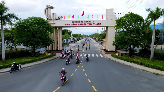 Khu vực có hệ thống giao thông thuận lợi với quốc lộ 1A, đường sắt và gần sân bay (Ảnh: KCN Tam Thăng)