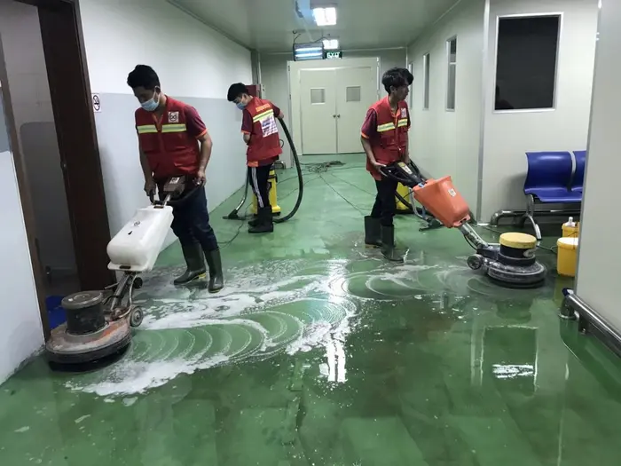Quét, chà sàn và làm khô các khu vực chính, nhà vệ sinh, nhà ăn và phòng thay đồ