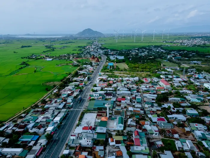 Khánh Hòa sở hữu lợi thế lớn về vị trí địa lý như có cảng biển, sân bay và hệ thống giao thông đa chiều (Ảnh: KCN Du Long)