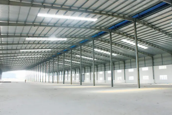 Kho xưởng không cần trang bị máy móc quá phức tạp nhưng cần đủ các yêu cầu cơ bản cho sản xuất và lưu trữ